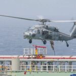 Fuzileiros navais dos EUA embarcam em navio-tanque comercial no Golfo de Omã