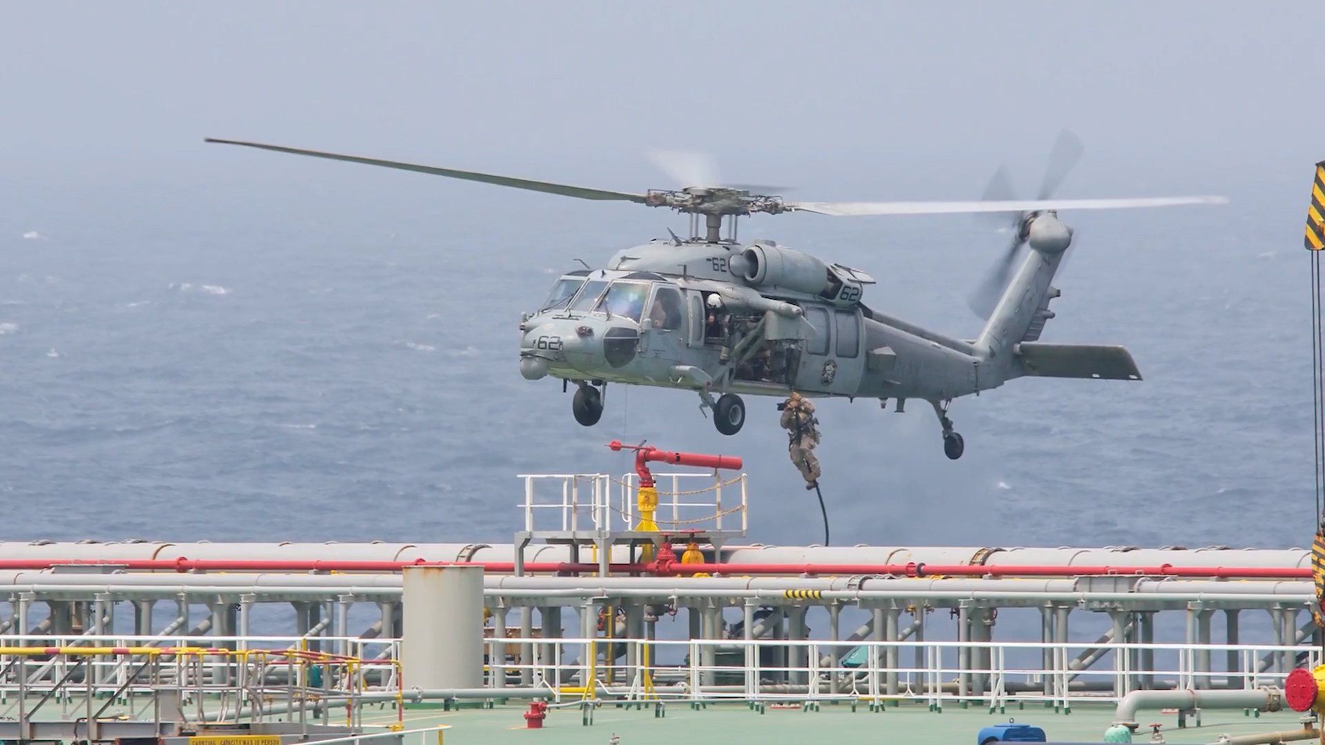 Fuzileiros navais dos EUA embarcam em navio-tanque comercial no Golfo de Omã