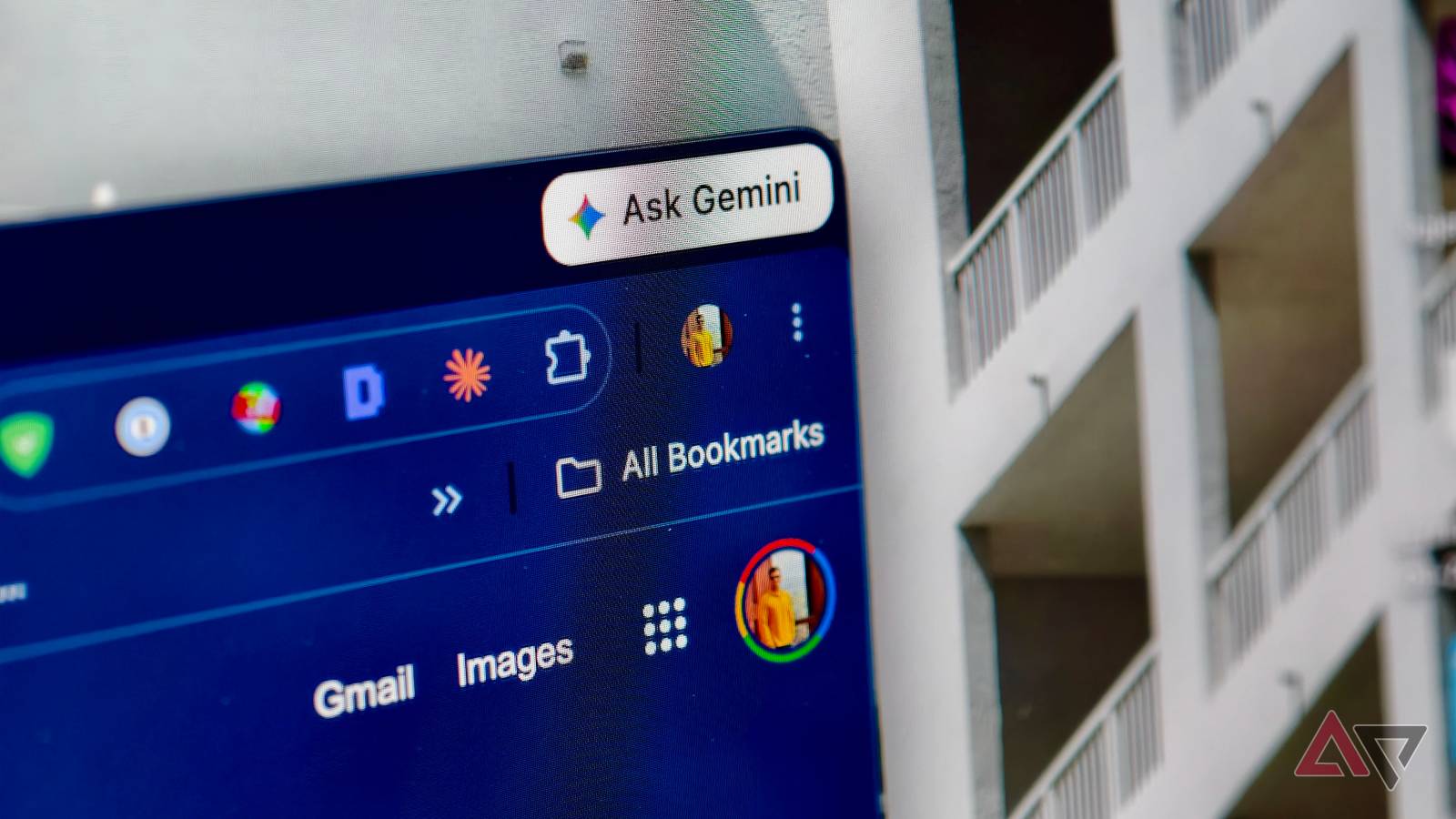 Ilustração mostrando o logotipo da Gemini no centro, cercado por ícones do Gmail, Docs, restaurante e viagens do Google.