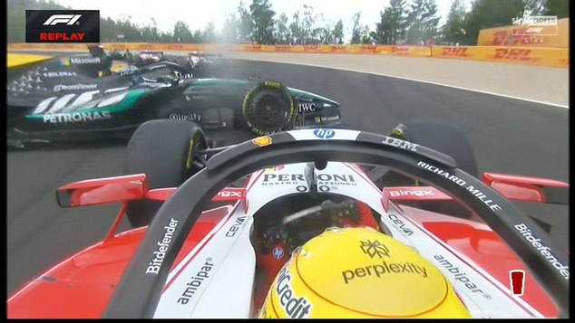 George Russell caiu no Grande Prêmio da Bélgica após colidir com Lewis Hamilton