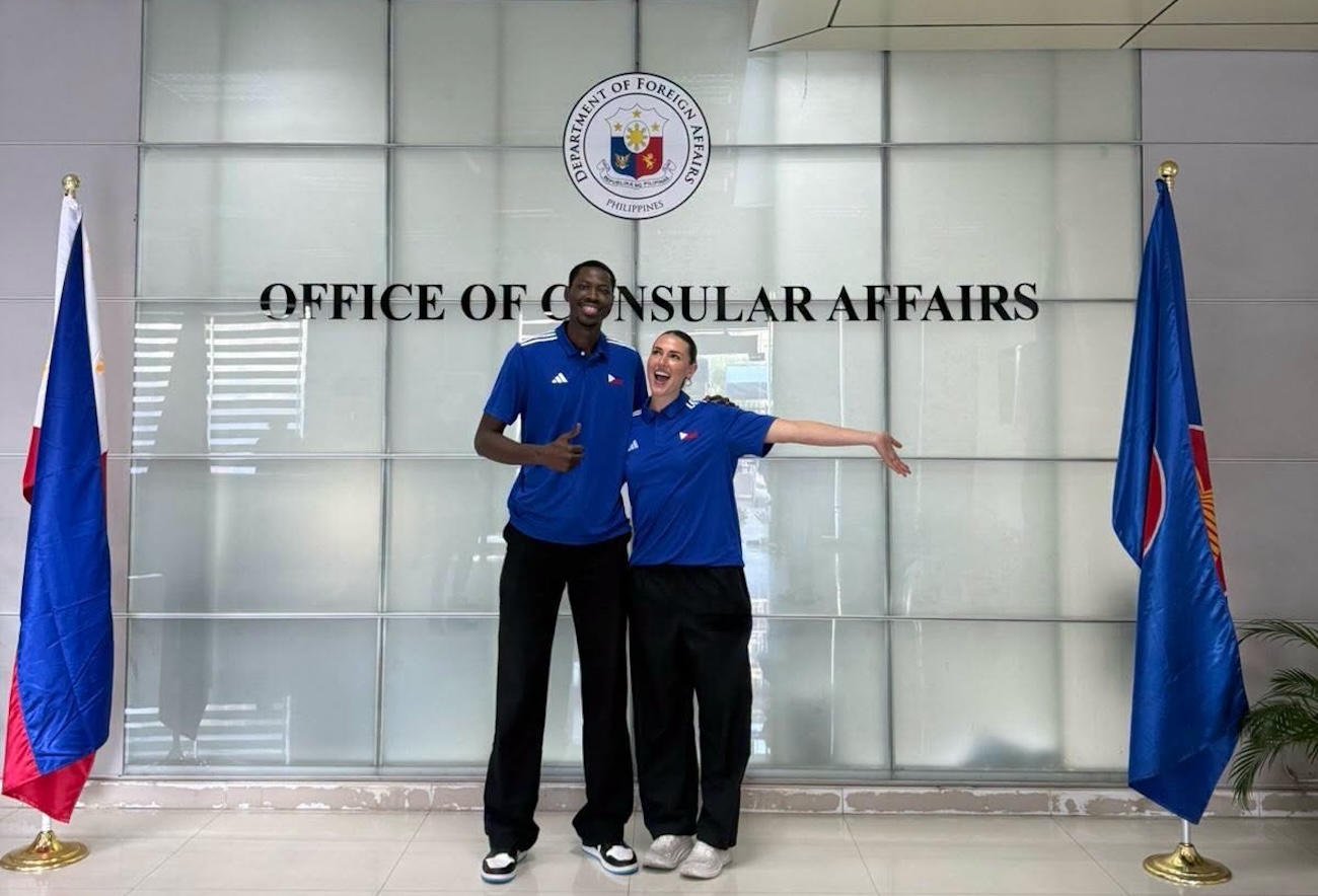 Passaporte filipino dos jogadores 3x3 de Gilas Pilipinas, Malick Diouf e Elizabeth Means