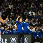 O técnico do Gilas Pilipinas, Tim Cone, durante um jogo contra a Nova Zelândia nas Eliminatórias Asiáticas da Copa do Mundo da Fiba de 2027 na Spark Arena em Auckland, Nova Zelândia.