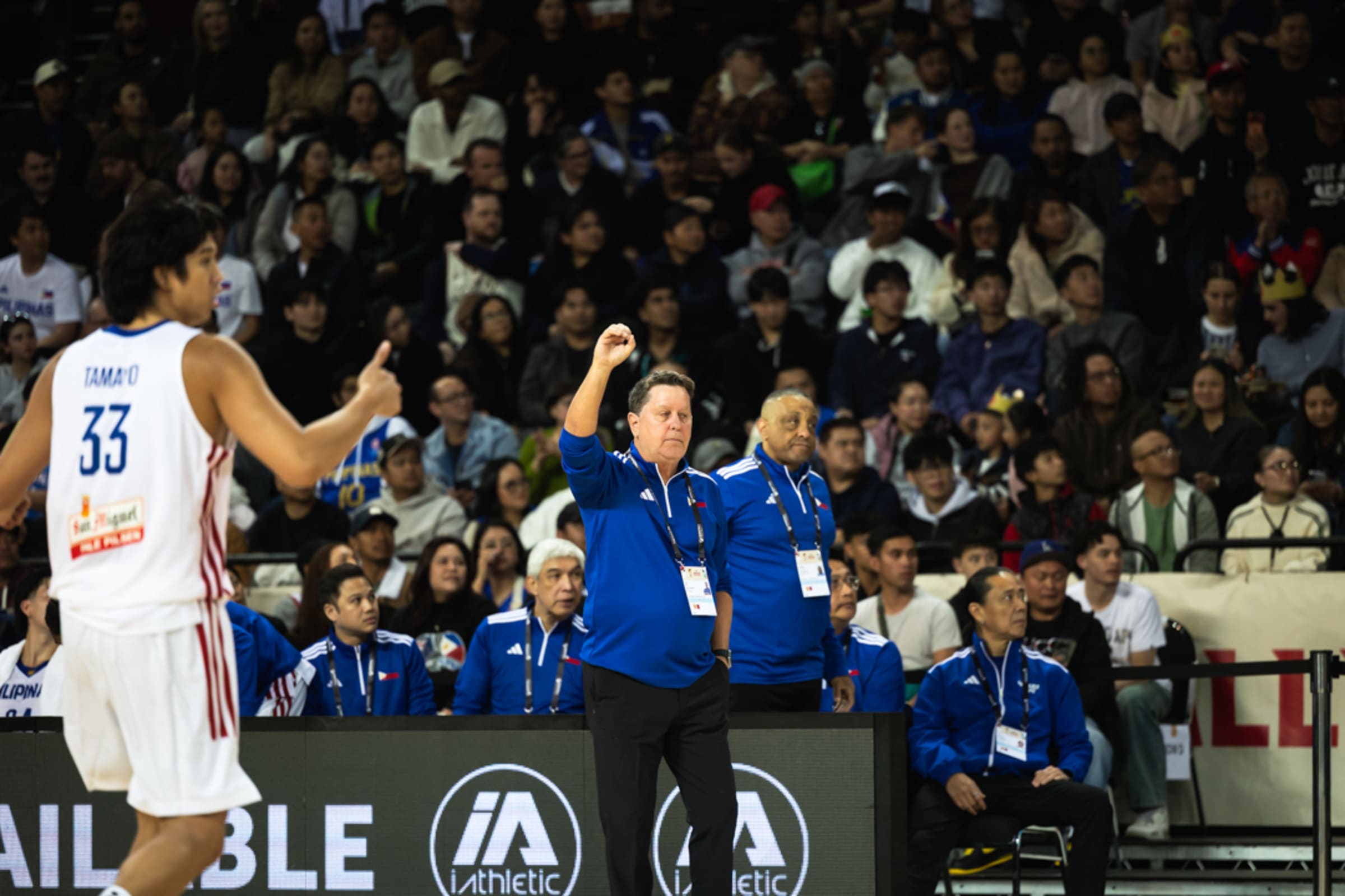 O técnico do Gilas Pilipinas, Tim Cone, durante um jogo contra a Nova Zelândia nas Eliminatórias Asiáticas da Copa do Mundo da Fiba de 2027 na Spark Arena em Auckland, Nova Zelândia.