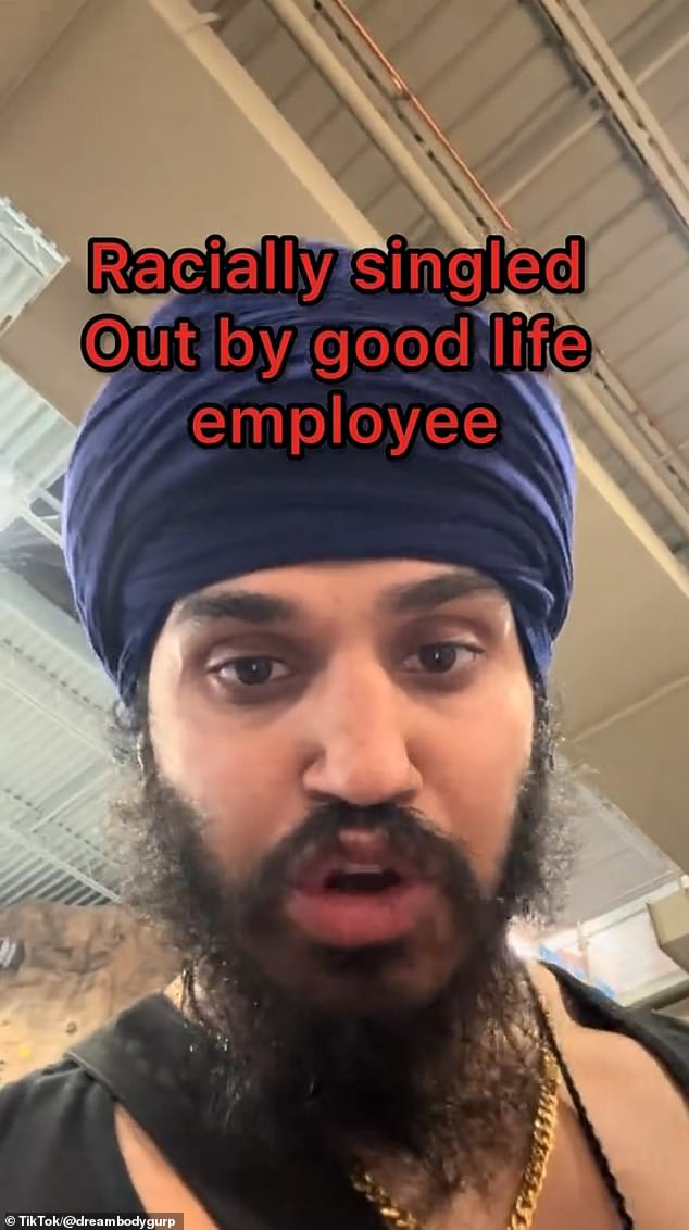 O canadense Sikh Gurpartap Singh Sangha gravou-se sendo expulso de uma academia GoodLife Fitness em Windsor por usar uma faca kirpan cerimonial. Ele está retratado no vídeo