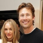 Glen Powell e Michelle Randolph combinam de branco durante um passeio raro em meio ao romance