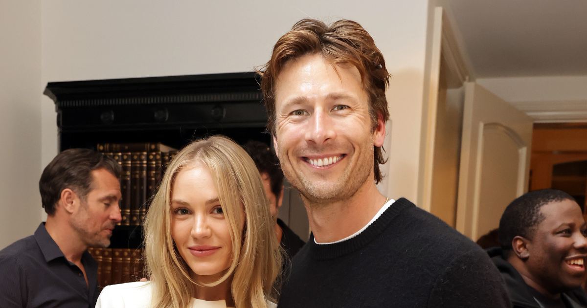 Glen Powell e Michelle Randolph combinam de branco durante um passeio raro em meio ao romance
