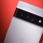 Uma mão segurando um Google Pixel 6 mostrando o logotipo do Android 17.