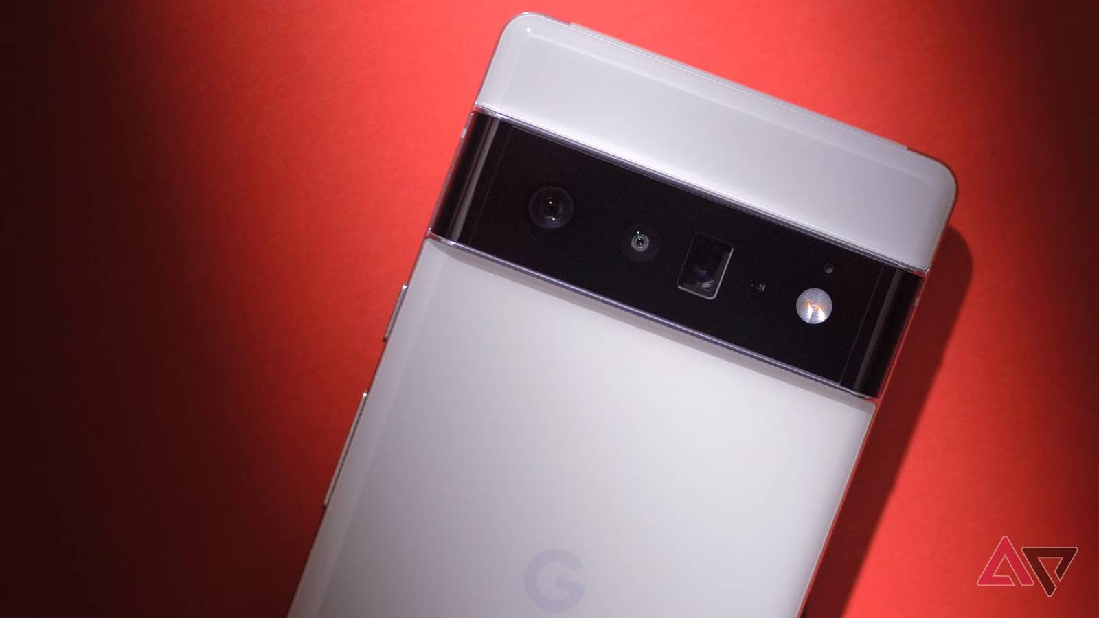 Uma mão segurando um Google Pixel 6 mostrando o logotipo do Android 17.