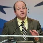 Governador do Colorado demite dois membros do conselho de clemência que falaram sobre a comutação de Tina Peters