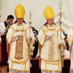 Alfonso de Galarreta, da Espanha, Bispo da Fraternidade São Pio X, centro, dá consagração episcopal a quatro novos bispos. - Cyril Zingaro/Keystone/AP