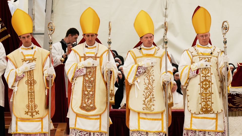 Alfonso de Galarreta, da Espanha, Bispo da Fraternidade São Pio X, centro, dá consagração episcopal a quatro novos bispos. - Cyril Zingaro/Keystone/AP