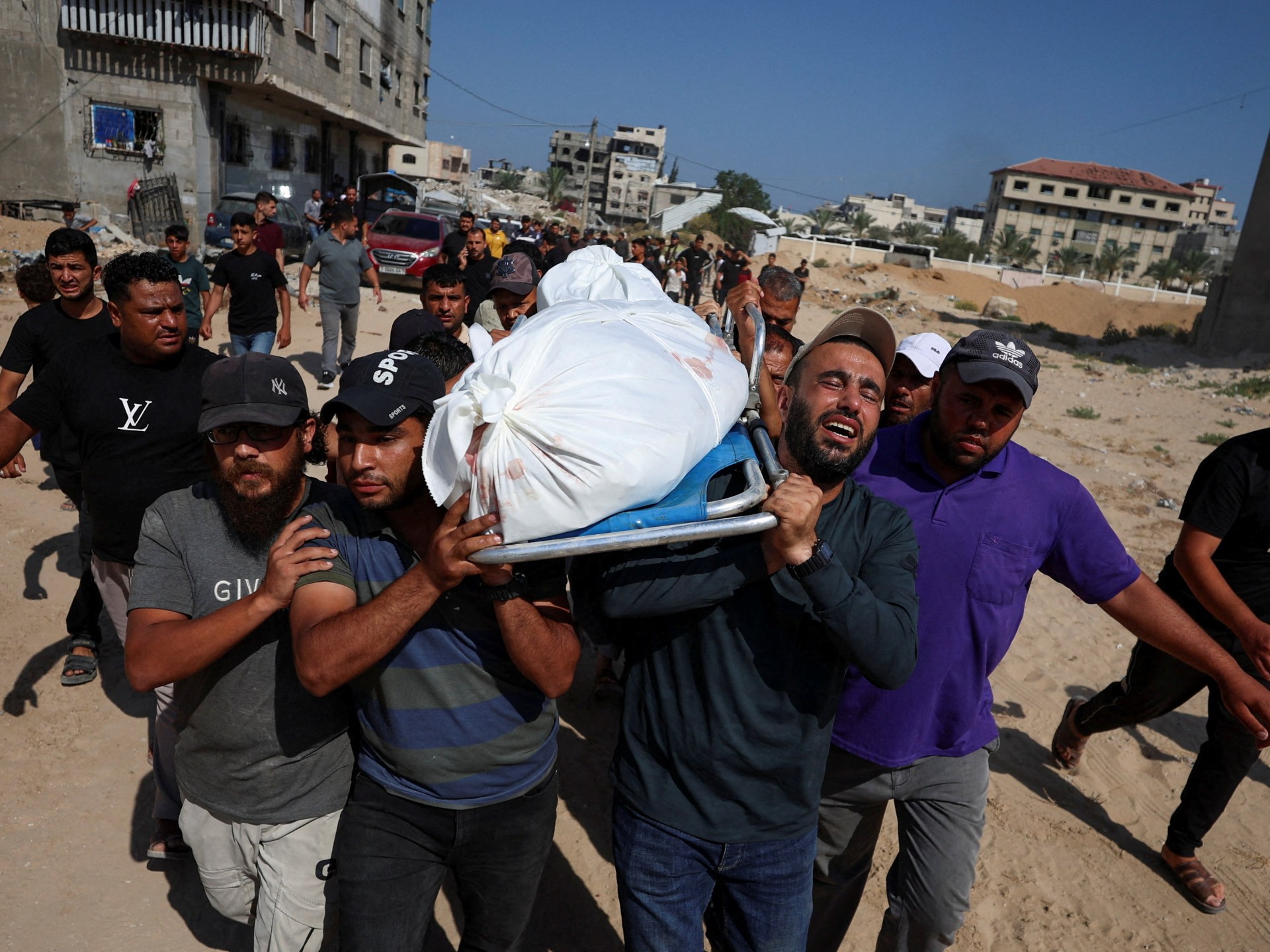 Guerra do Irã ao vivo: corpo de Khamenei chega a Qom, Hamas cede governança de Gaza