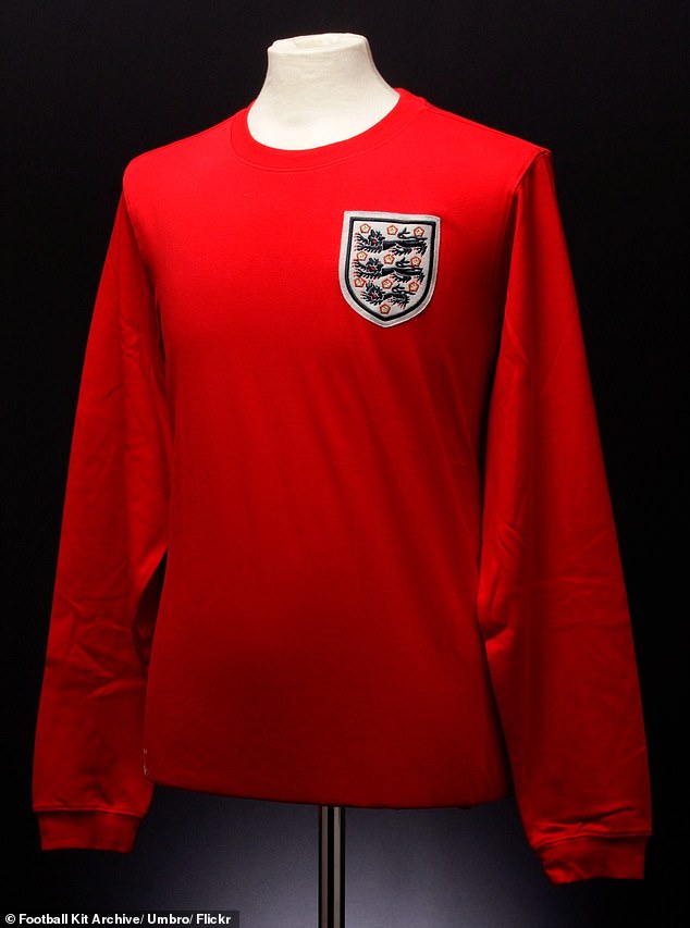Em 1966, o uniforme visitante da Inglaterra, fabricado pela Umbro, era vermelho, branco e marinho e tinha mangas compridas