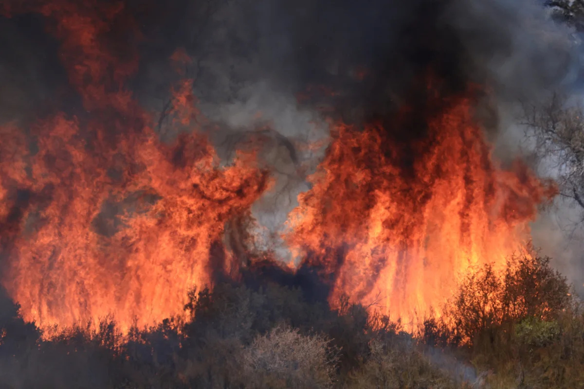 Há um incêndio em Orange County? Por que você pode estar sentindo cheiro de fumaça na sexta-feira