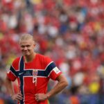 EAST RUTHERFORD, NOVA JERSEY - 05 DE JULHO: Erling Haaland nº 9 da Noruega comemora com seus companheiros de equipe depois de marcar o segundo gol de sua equipe durante a partida das oitavas de final da Copa do Mundo FIFA 2026 entre Brasil e Noruega no New York New Jersey Stadium em 05 de julho de 2026 em East Rutherford, Nova Jersey. Al Bello/Getty Images/AFP (Foto de AL BELLO / GETTY IMAGES NORTH AMERICA / Getty Images via AFP)