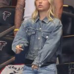 Harper Beckham canalizou a era Spice Girls de sua mãe com seu look jeans duplo para a partida da semifinal da Copa do Mundo da Inglaterra na quarta-feira.