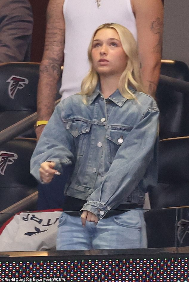 Harper Beckham canalizou a era Spice Girls de sua mãe com seu look jeans duplo para a partida da semifinal da Copa do Mundo da Inglaterra na quarta-feira.