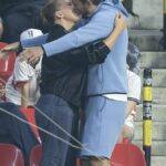 Os WAGs da Inglaterra deram ao time as boas-vindas de heróis enquanto comemoravam nas arquibancadas após a vitória por 3 a 2 na decisiva eliminatória da Copa do Mundo contra o México - Kate e Harry Kane