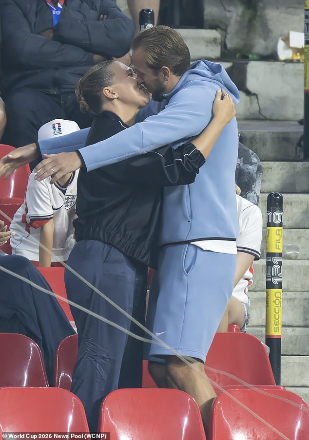 Os WAGs da Inglaterra deram ao time as boas-vindas de heróis enquanto comemoravam nas arquibancadas após a vitória por 3 a 2 na decisiva eliminatória da Copa do Mundo contra o México - Kate e Harry Kane