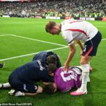 Jordan Henderson (de roxo) foi retirado de campo em uma maca no Azteca após a vitória da Inglaterra