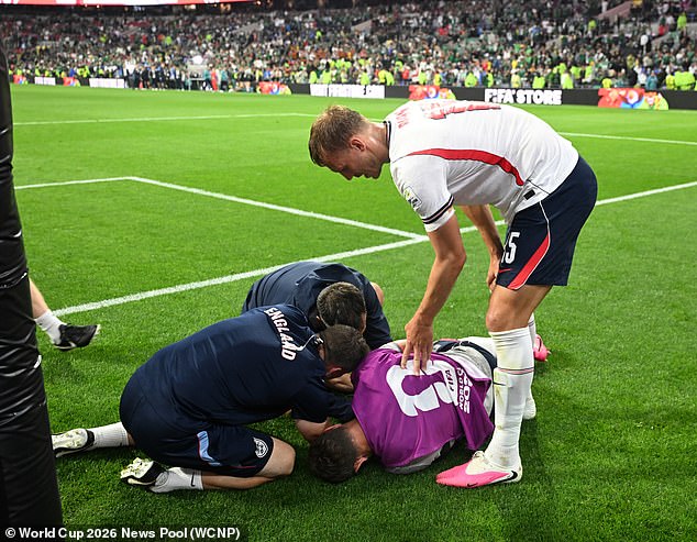 Jordan Henderson (de roxo) foi retirado de campo em uma maca no Azteca após a vitória da Inglaterra