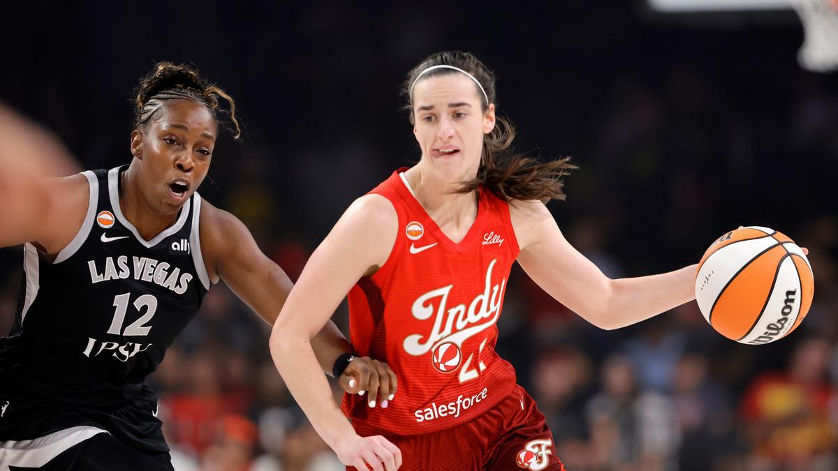 História da WNBA: Caitlin Clark entra no livro dos recordes com 45 pontos e 10 assistências