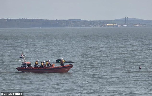 Um homem de 50 anos morreu depois que um jetski bateu em um inflável em que ele estava com seus dois filhos. Na foto: imagem de arquivo de um barco salva-vidas Calshot
