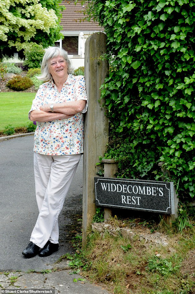 A ex-ministra conservadora Ann Widdecombe foi encontrada morta em sua casa em Haytor, em Dartmoor, na quinta-feira, após sofrer ferimentos graves.