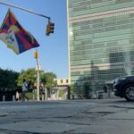 Homem segurando bandeira tibetana morre após atear fogo em si mesmo em frente à ONU