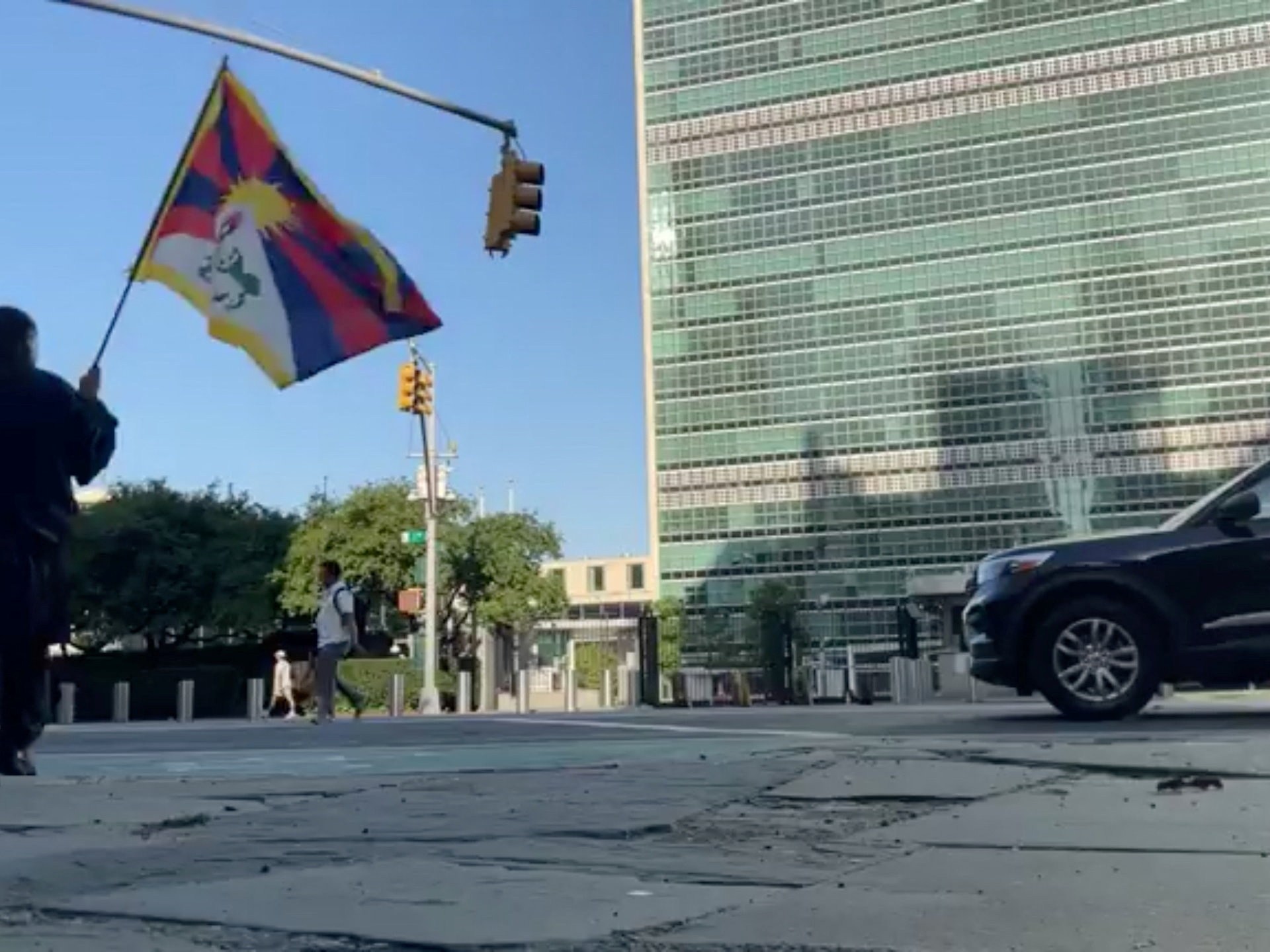 Homem segurando bandeira tibetana morre após atear fogo em si mesmo em frente à ONU