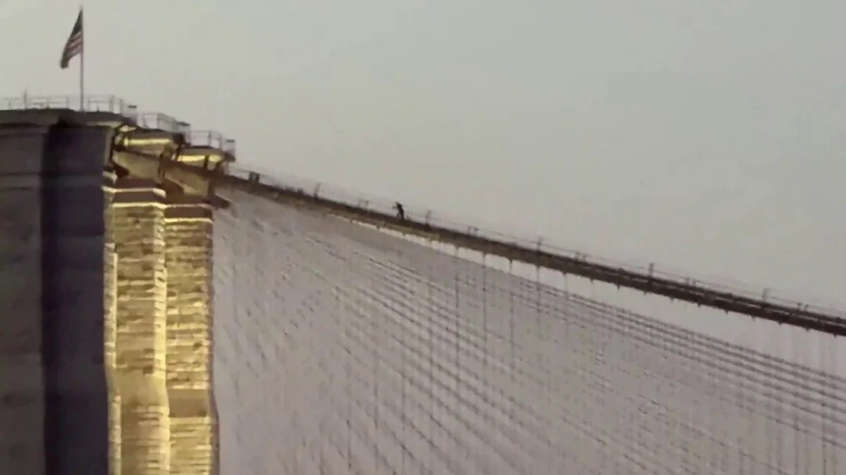 Homem sobe a ponte do Brooklyn e atravessa cabos de suspensão