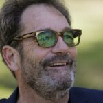 Huey Lewis detalha como ele ‘não consegue mais curtir música’ porque é ‘basicamente surdo’
