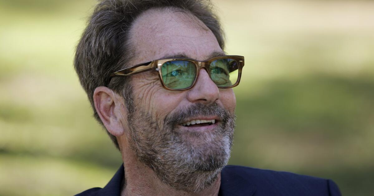 Huey Lewis detalha como ele ‘não consegue mais curtir música’ porque é ‘basicamente surdo’