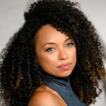 'I Will Find You': Logan Browning sobre Sam Worthington ensinando-a a recarregar uma arma e as cenas de ação selvagens do programa: 'Posso pular prédios, você não sabia disso?'