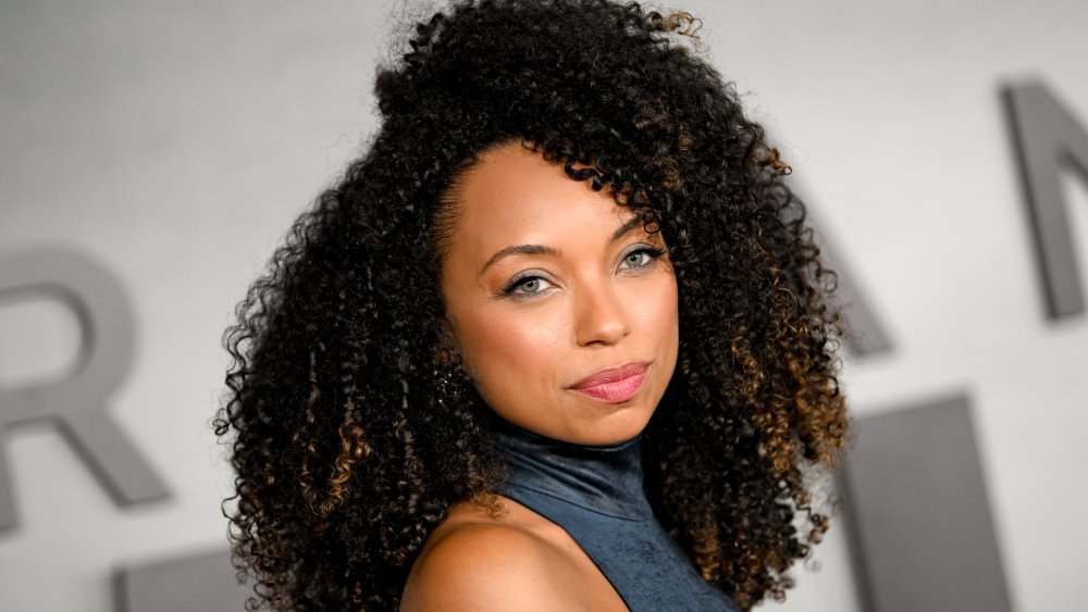 'I Will Find You': Logan Browning sobre Sam Worthington ensinando-a a recarregar uma arma e as cenas de ação selvagens do programa: 'Posso pular prédios, você não sabia disso?'