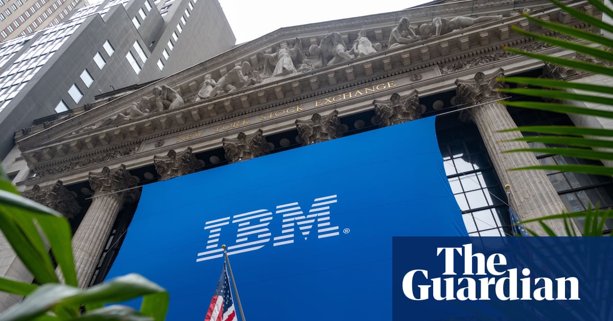IBM perde um quarto de seu valor à medida que as ações da gigante da tecnologia despencam e os lucros diminuem