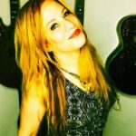 Jennifer Finch, baixista e vocalista do grupo feminino L7 dos anos 1990, morreu aos 59 anos após lutar contra uma forma “agressiva” de câncer.