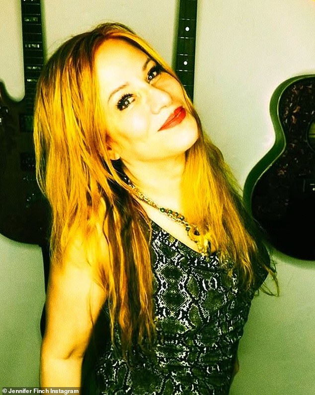 Jennifer Finch, baixista e vocalista do grupo feminino L7 dos anos 1990, morreu aos 59 anos após lutar contra uma forma “agressiva” de câncer.