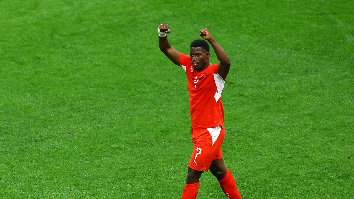 Futebol - Copa do Mundo FIFA 2026 - Rodadas de 32 - Suíça x Argélia - BC Place, Vancouver, Canadá - 2 de julho de 2026 O suíço Breel Embolo comemora seu primeiro gol REUTERS/Albert Gea