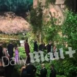 Imagens exclusivas do Daily Mail oferecem a primeira visão do casamento de Taylor Swift e Travis Kelce. O Madison Square Garden foi transformado em um jardim encantado com árvores imponentes, cortinas esmeraldas e arcos altíssimos