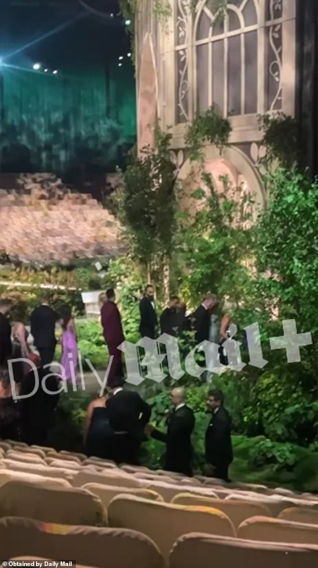 Imagens exclusivas do Daily Mail oferecem a primeira visão do casamento de Taylor Swift e Travis Kelce. O Madison Square Garden foi transformado em um jardim encantado com árvores imponentes, cortinas esmeraldas e arcos altíssimos