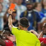 'Inaceitável': técnico da Suíça se irrita após cartão vermelho de Breel Embolo na derrota para a Argentina