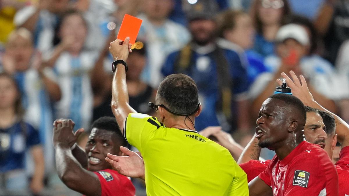 'Inaceitável': técnico da Suíça se irrita após cartão vermelho de Breel Embolo na derrota para a Argentina