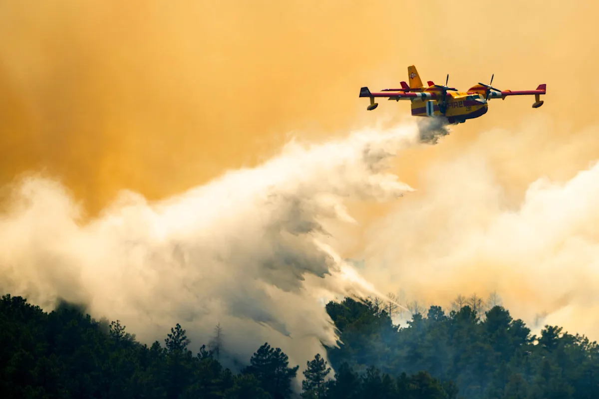 Incêndio florestal a sudoeste de Denver força milhares de pessoas a evacuar e destrói mais de 160 estruturas