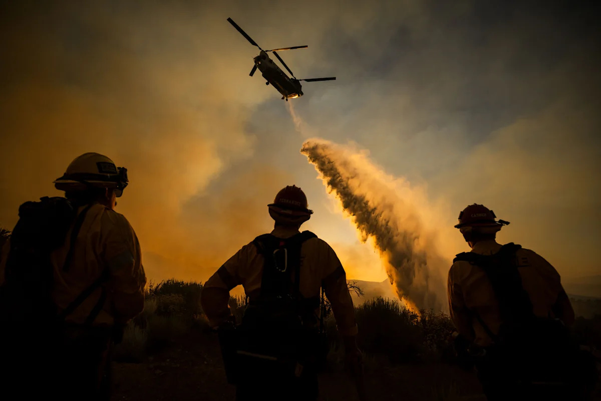 Incêndio florestal em rápido crescimento no condado de Los Angeles provoca evacuações em desertos remotos