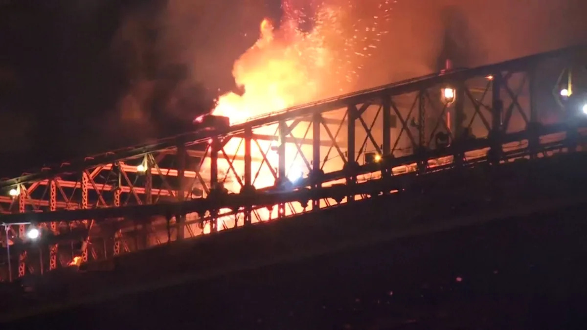 Incêndio ocorre na ponte do Brooklyn durante show de fogos de artifício em Nova York