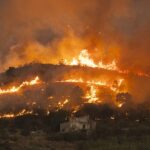 Chamas e fumaça surgiram de um incêndio florestal na província de Almeria, no sul da Espanha, que custou 12 vidas
