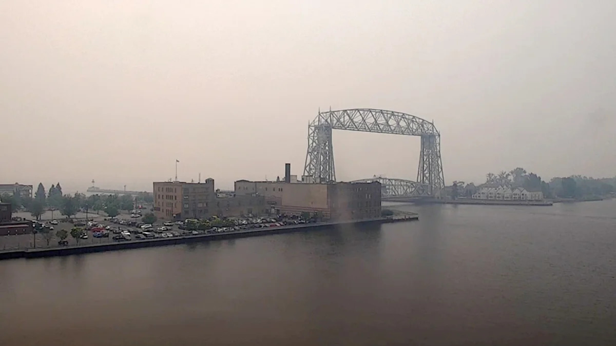 Anthony Souffle / Minnesota Star Tribune via AP - FOTO: Sinalização perto do escritório do Departamento de Recursos Naturais de Minnesota em Tower, Minnesota, observa extremo perigo de incêndio, 14 de julho de 2026.