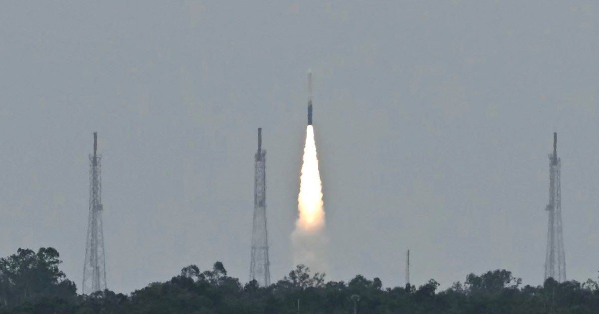O foguete orbital Skyroot Aerospace Vikram-1 da Índia decola do Centro Espacial Satish Dhawan em Sriharikota, Andhra Pradesh, em 18 de julho de 2026. (Foto de R.Satish BABU / AFP)