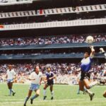 O árbitro da Alemanha Ocidental Rudolf Kreitlein (de volta à câmera) fala com uma escalação de jogadores argentinos após expulsar Antonio Rattin do campo